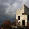 角形開口刺穿大學(xué)塔樓的混凝土立面by Morini Arquitectos