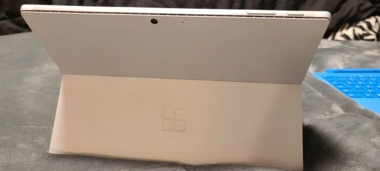 微軟Surface Pro 8原型再次出現(xiàn)，顯示出巨大的邊框，相似的設(shè)計(jì)