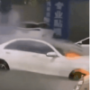 能源車資訊：廣州地區(qū)暴雨被泡水的奔馳自燃起火